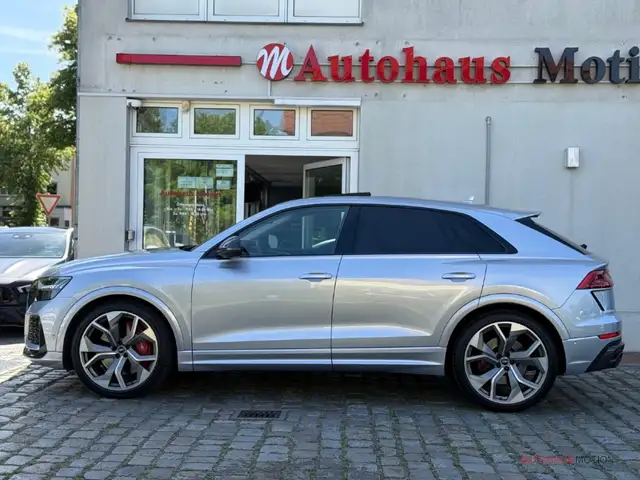 Audi RS Q8 view 8