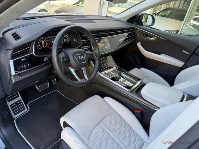 Audi RS Q8 view 9