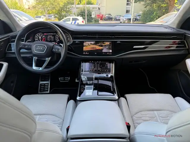 Audi RS Q8 view 12