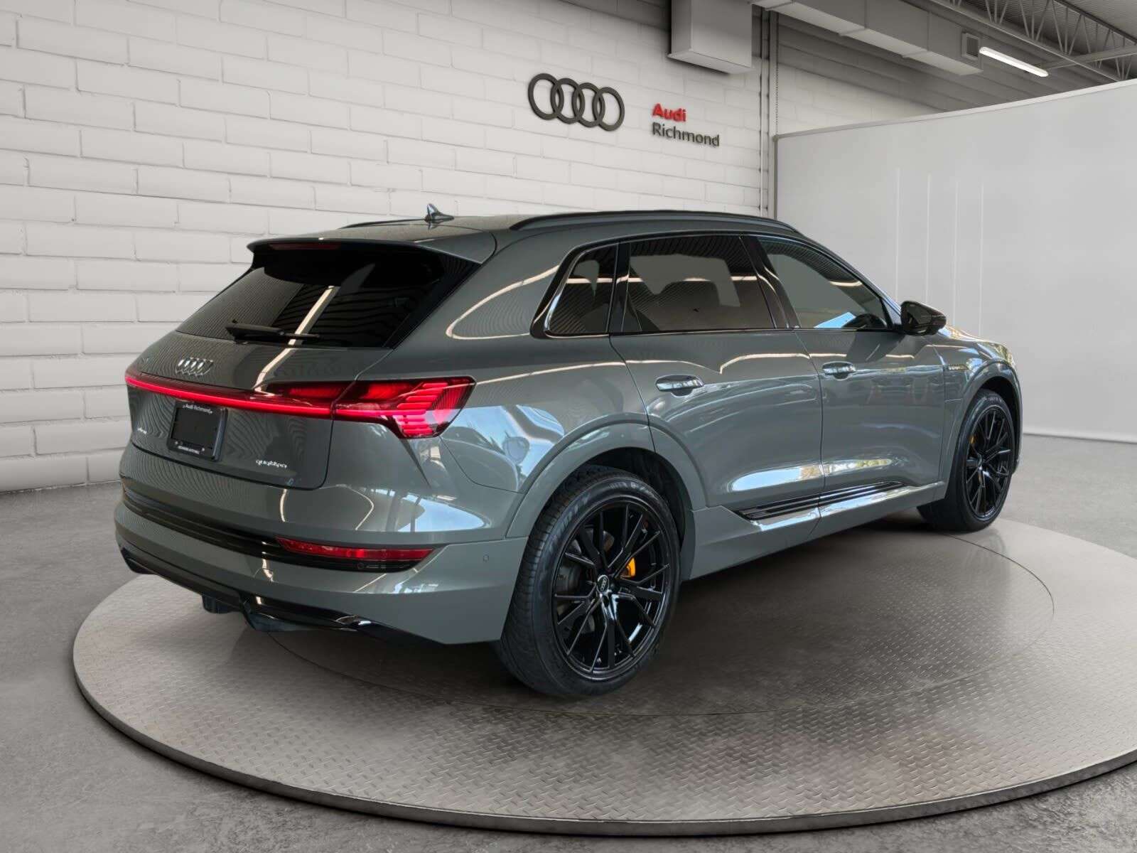 2023 Audi e-tron | TRAILER HITCH | VOLCANO GREY NATURAL FINE GRAIN — снимка 1