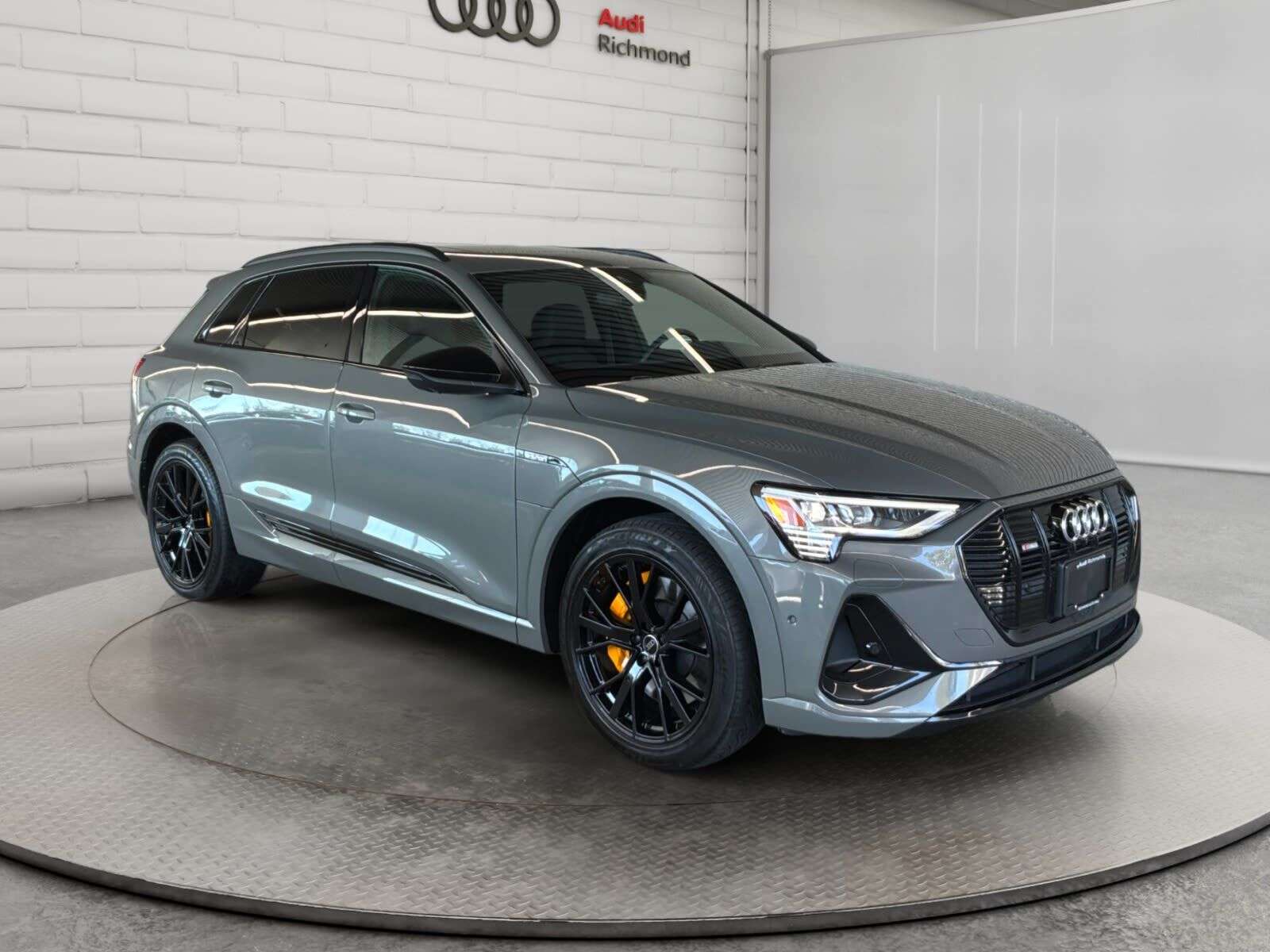 2023 Audi e-tron | TRAILER HITCH | VOLCANO GREY NATURAL FINE GRAIN — снимка 1
