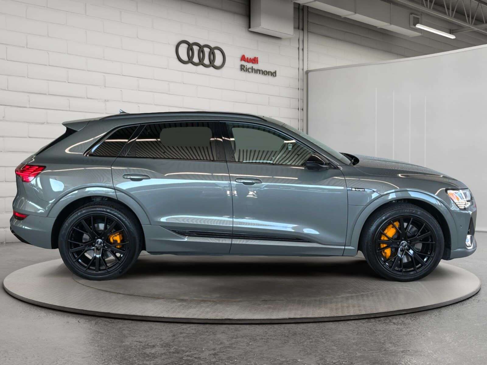2023 Audi e-tron | TRAILER HITCH | VOLCANO GREY NATURAL FINE GRAIN — снимка 1
