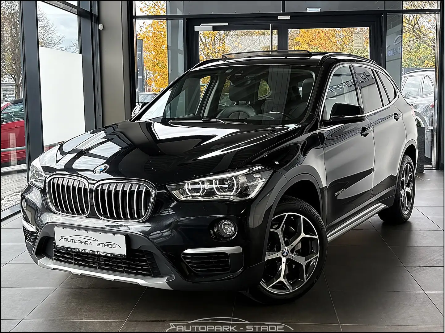 BMW X1 xDrive 20d X-Line Aut. Pano Leder Navi LED Zwart - 2