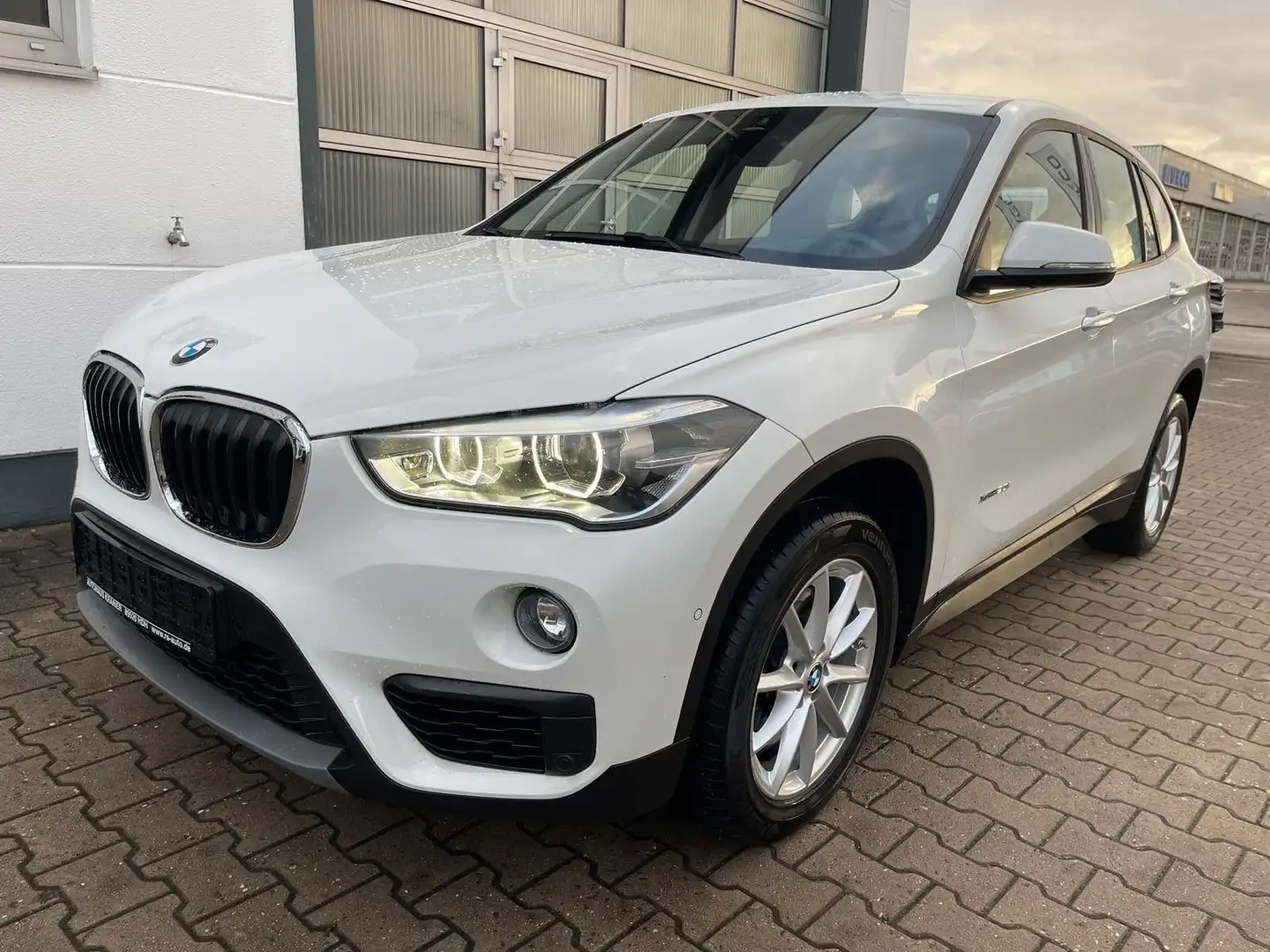 BMW X1 xDrive 20 i/AUT/KAMERA/PDC/NAVI/2.HD/LED/AHK Blanc - 1