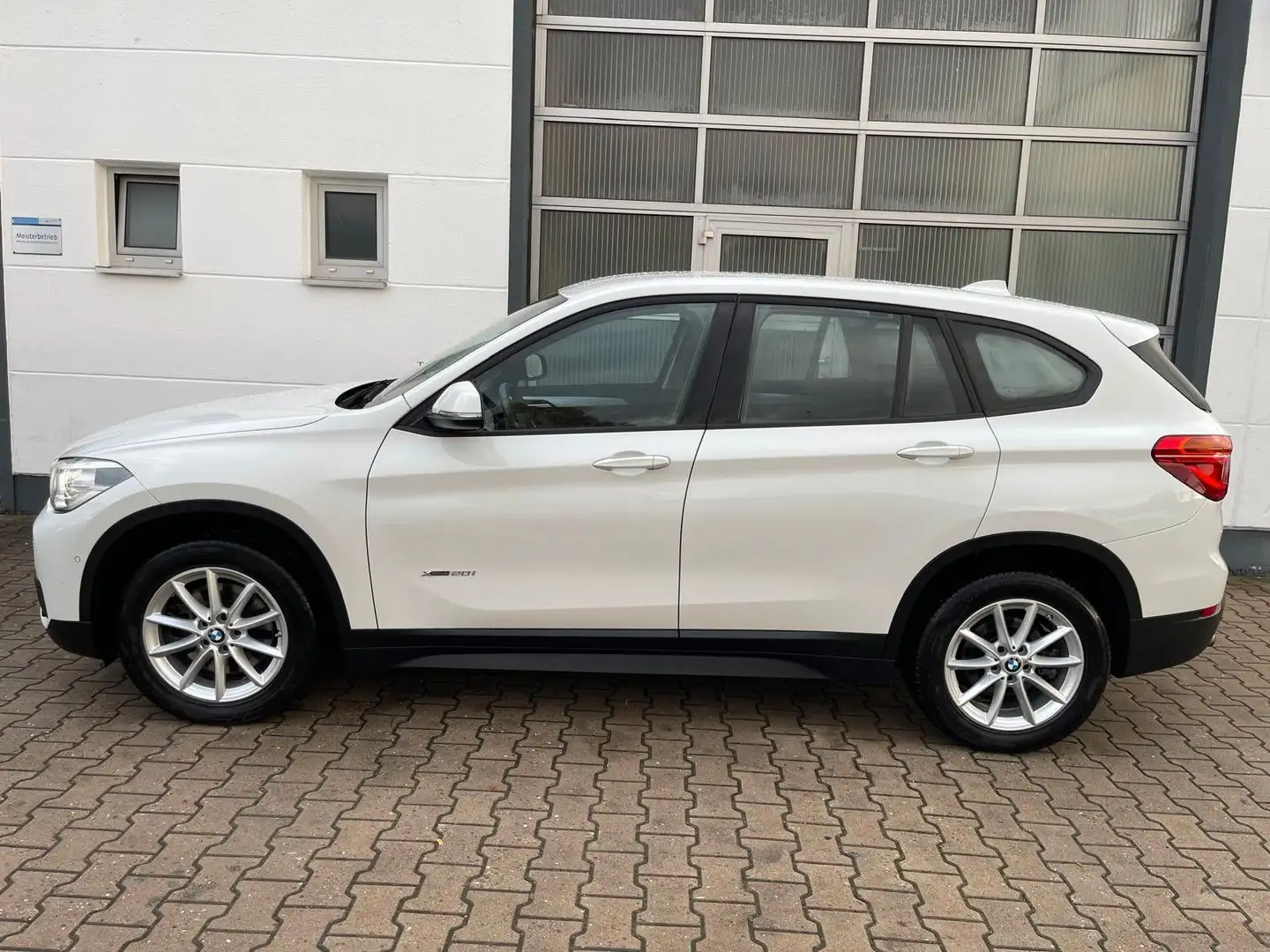 BMW X1 xDrive 20 i/AUT/KAMERA/PDC/NAVI/2.HD/LED/AHK Blanc - 2