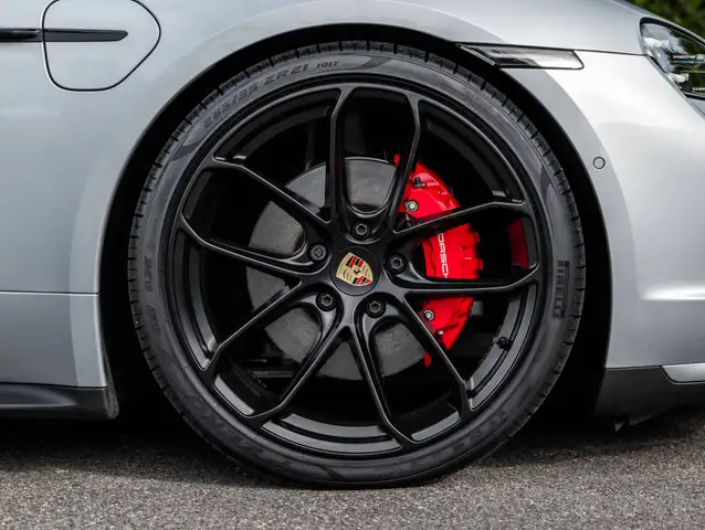 Porsche Taycan view 10