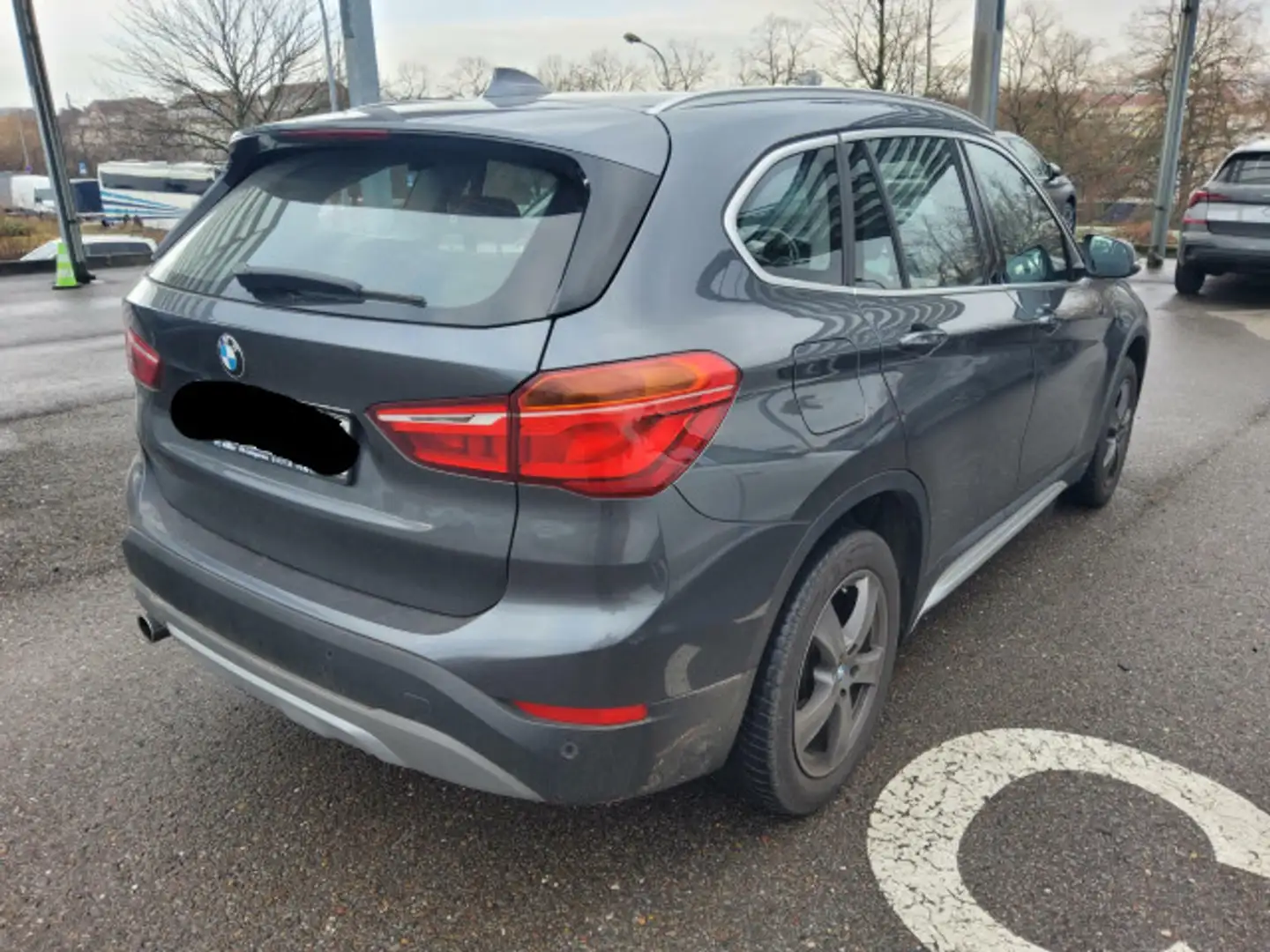 BMW X1 sDrive18i xLine LED Navi RFK SHZ Pano AHK Grijs - 2