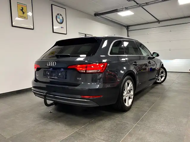 Audi A4 view 4
