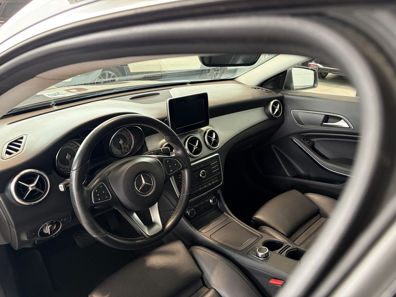 Mercedes-Benz CLA 200 Automaat / Leder / Camera / Navigatie / Sfeerverlichting — photo 14