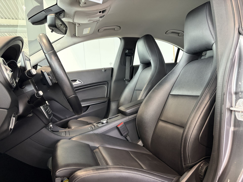 Mercedes-Benz CLA 200 Automaat / Leder / Camera / Navigatie / Sfeerverlichting — photo 12