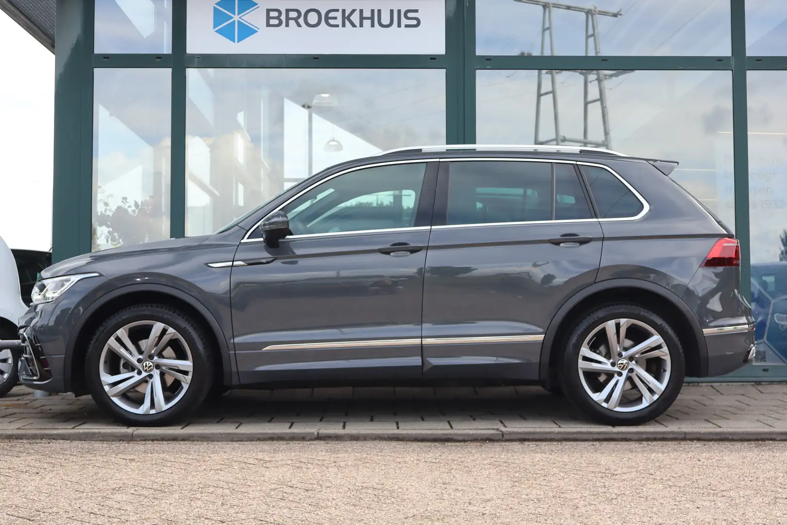 Volkswagen Tiguan 150PK 1.5 TSI R-Line Business | Achteruitrijcamera Grijs - 2
