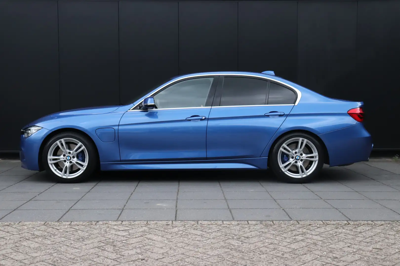 BMW 330 3-serie 330e Essential | M SPORT | MEMORY | HEAD-U Blauw - 2