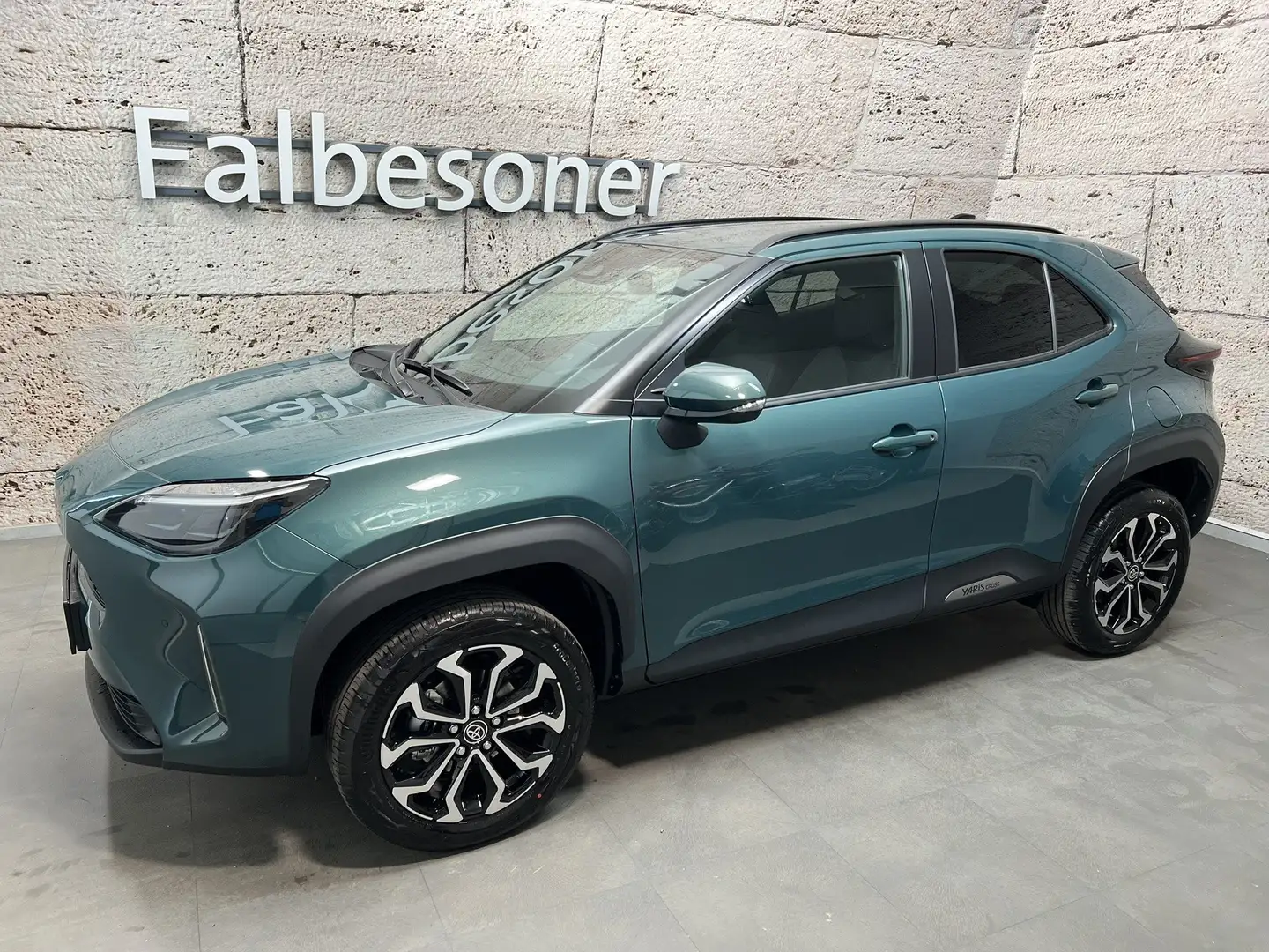 Toyota Yaris Cross 1,5 Hybrid AWD-i Active Drive + Safety Paket Grün - 2