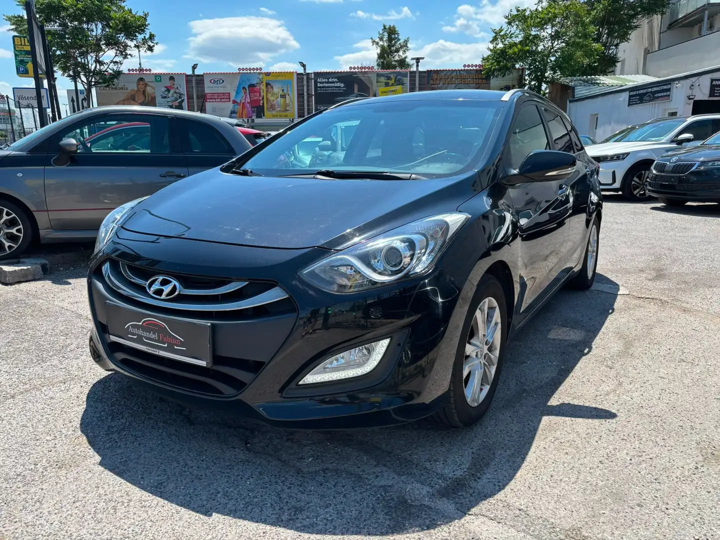 Hyundai i30 CW 1,4 CRDi Go 90PS Schwarz - 1