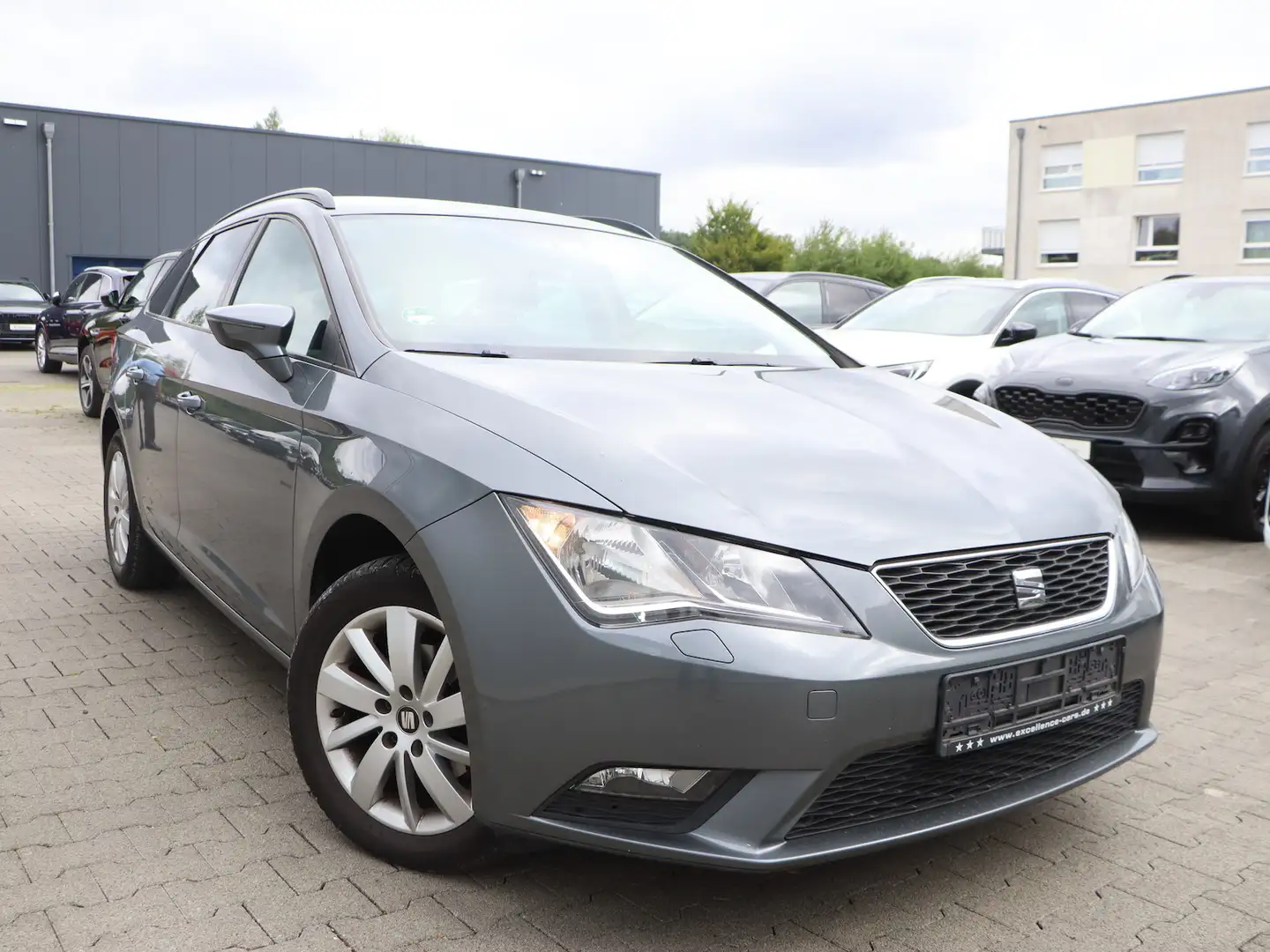 SEAT Leon ST 1.6 TDI Reference / TEMPOMAT, SHZ, PDC Gris - 1