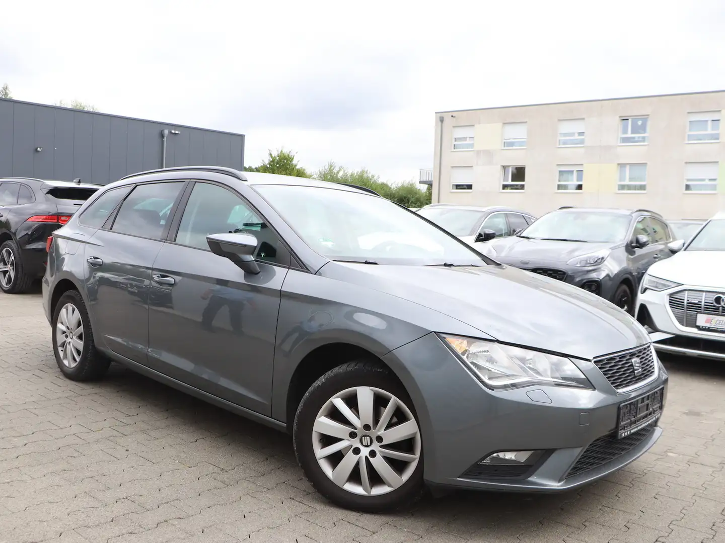 SEAT Leon ST 1.6 TDI Reference / TEMPOMAT, SHZ, PDC Gris - 2