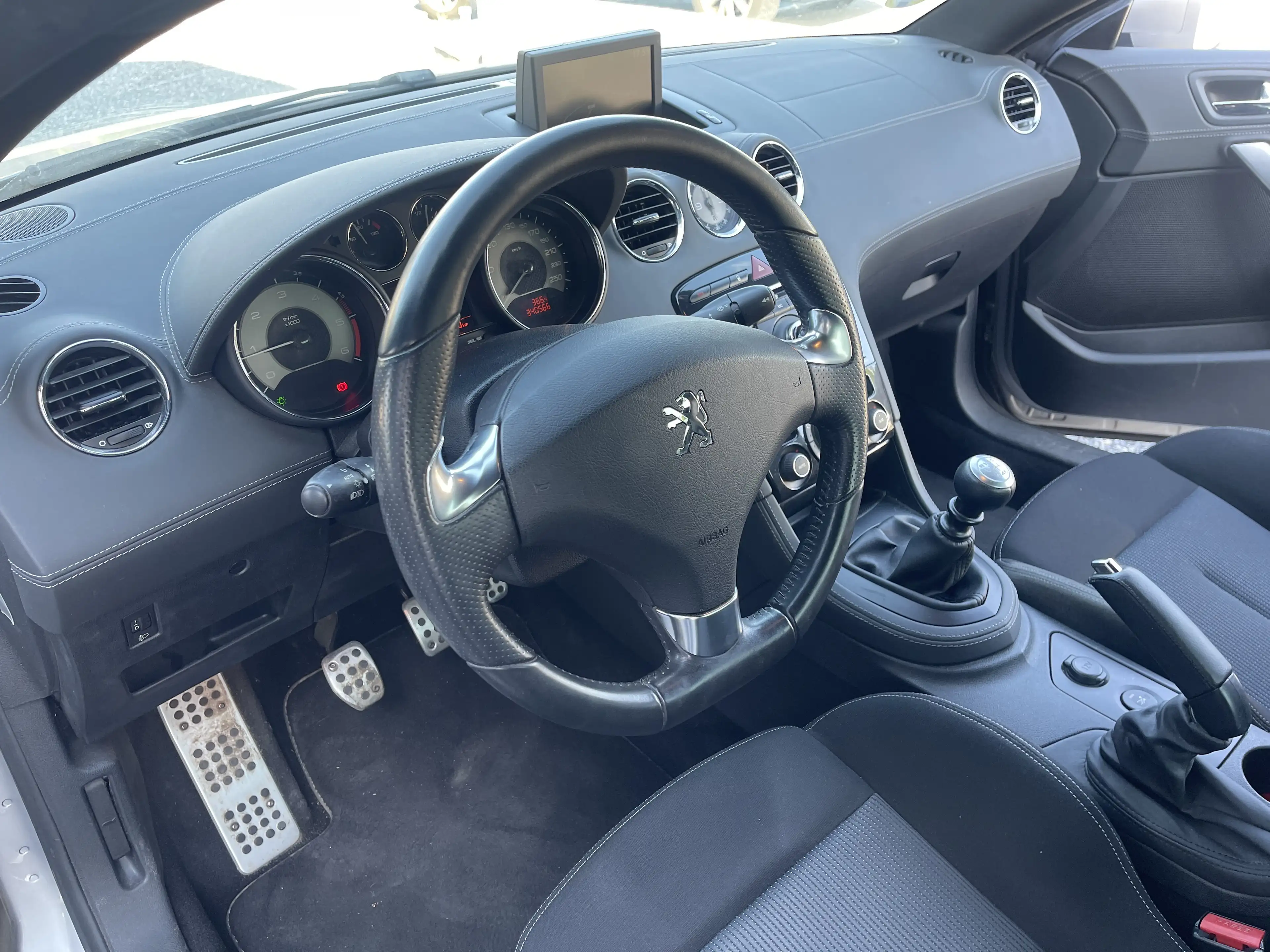 Peugeot RCZ 2.0 HDi / Carnet complet / 1er Main / Navi — photo 11
