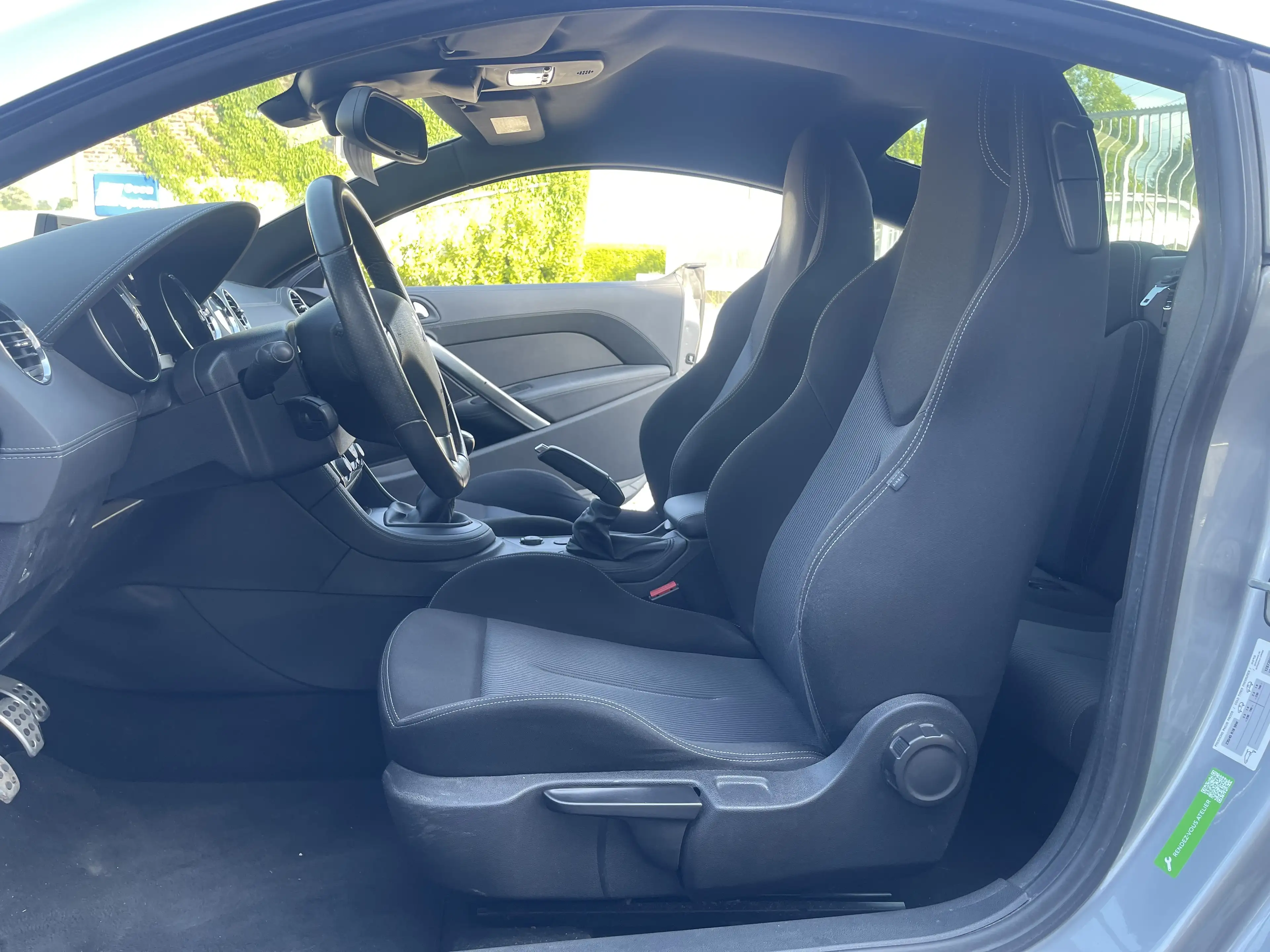 Peugeot RCZ 2.0 HDi / Carnet complet / 1er Main / Navi — photo 9