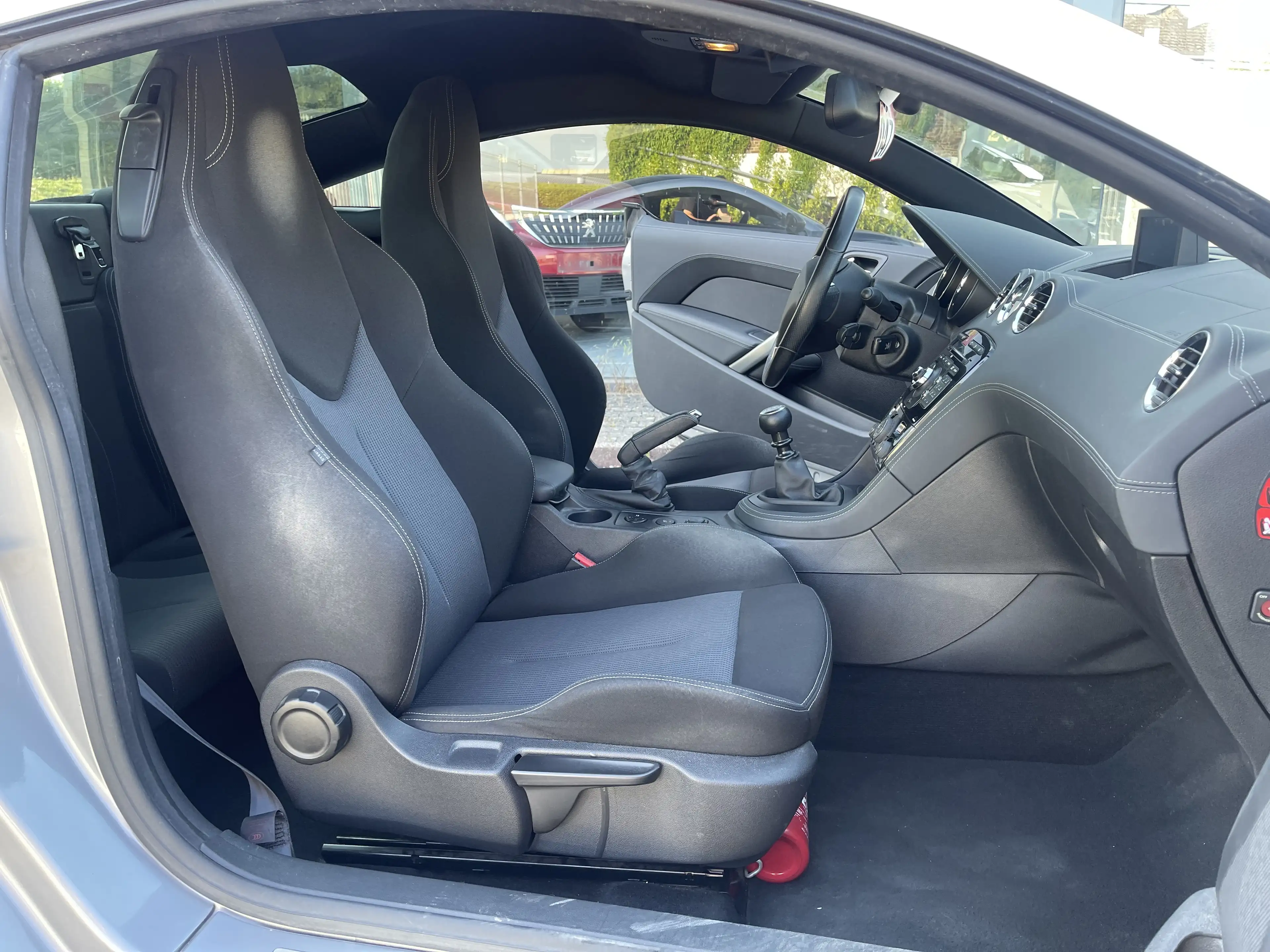 Peugeot RCZ 2.0 HDi / Carnet complet / 1er Main / Navi — photo 10
