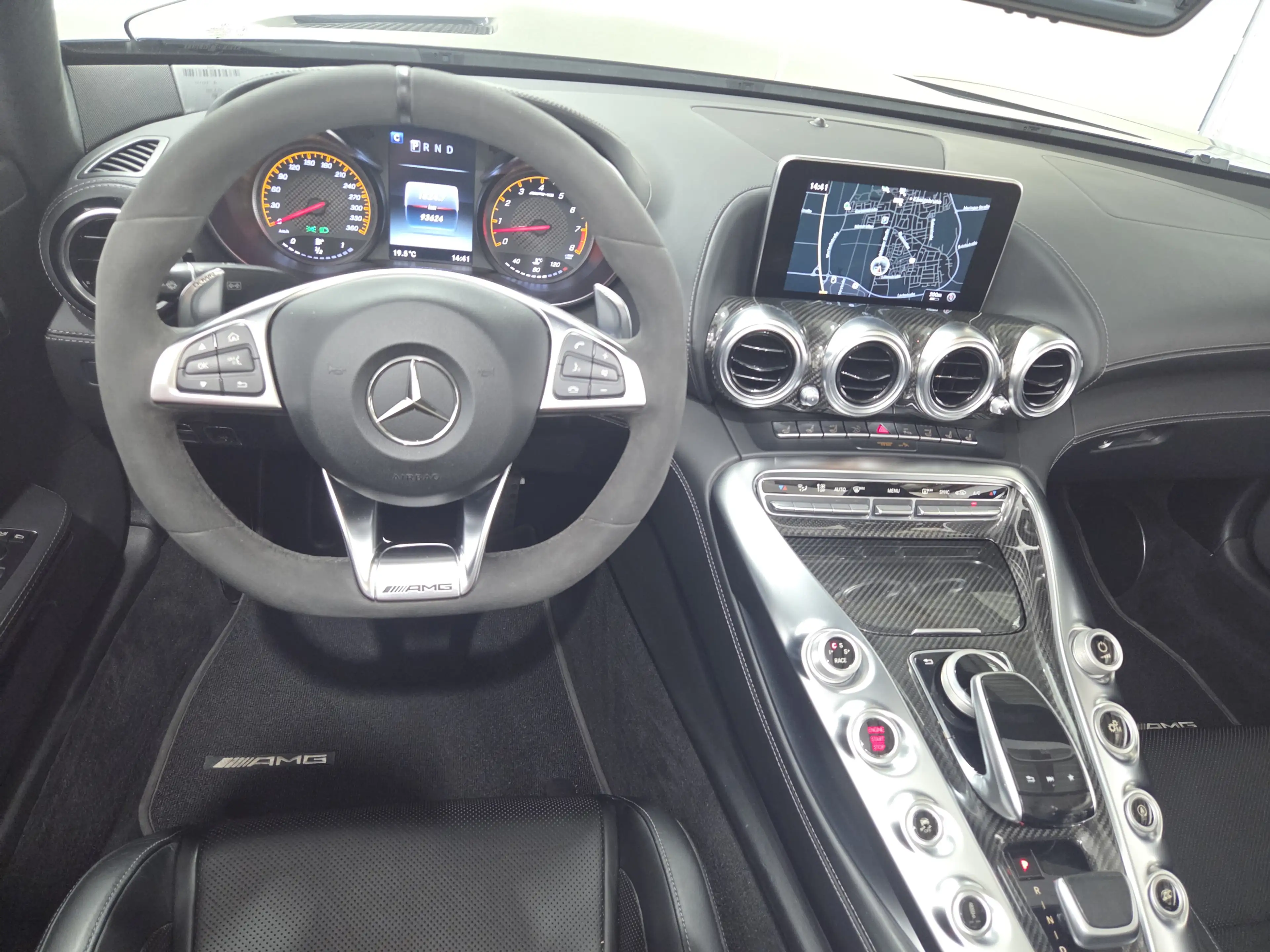 Mercedes-Benz AMG GT Roadster, Burmester, Performancesitze — photo 12