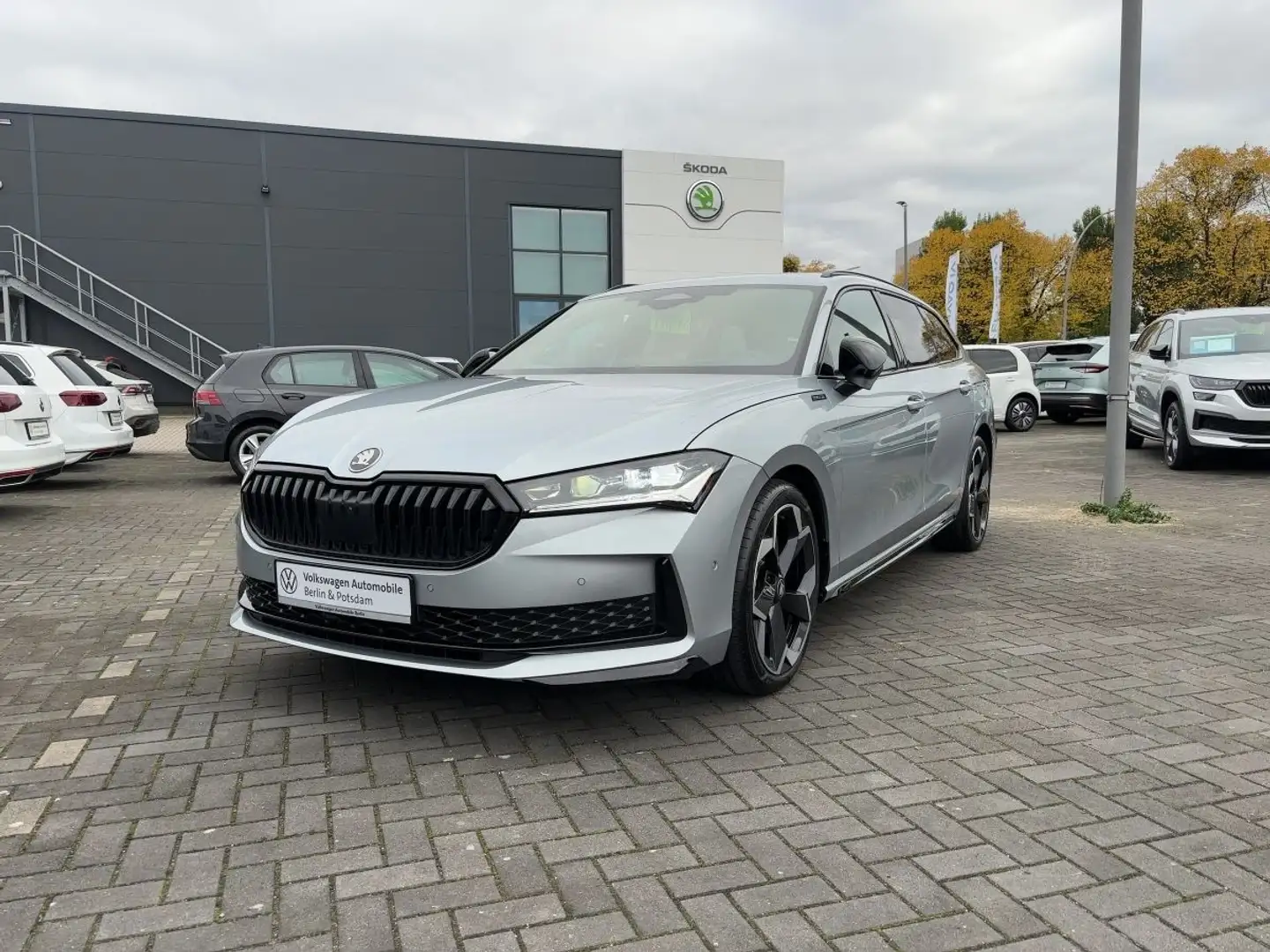 Skoda Superb Combi 2.0TDI DSG Sportline 4x4 STHZG P-DA Silber - 2
