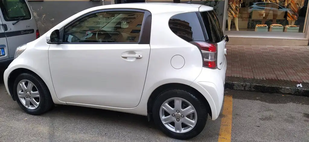 Toyota iQ 2011 из Европы — купить под ключ
