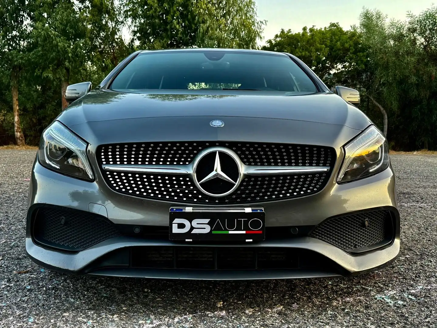 Mercedes-Benz 180 AMG PREMIUM Grau - 2