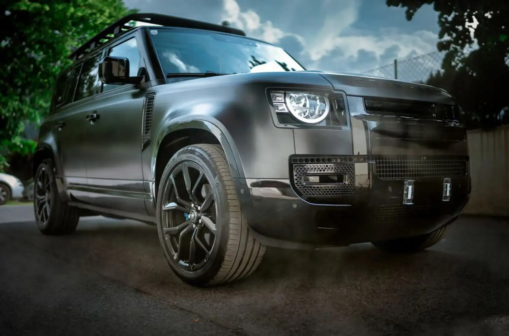 Land Rover Defender 110 P300 Schwarz - 2