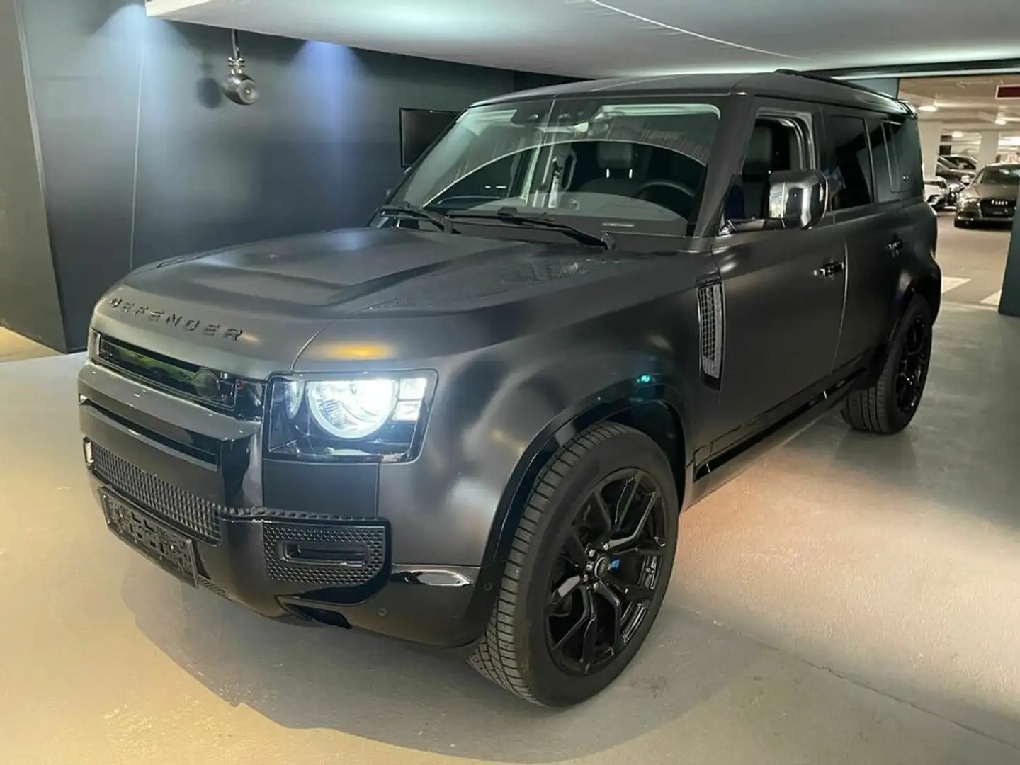 Land Rover Defender 110 P300 Schwarz - 1
