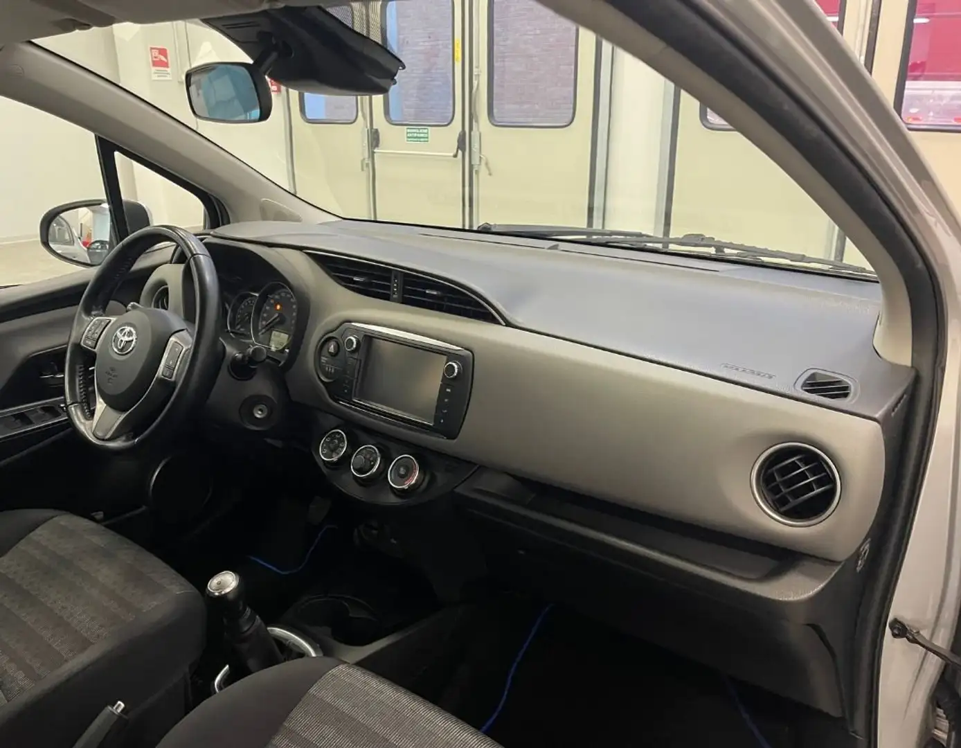 Toyota Yaris Yaris 1.0 5 porte Active - NEOPATENTATI Gris - 2