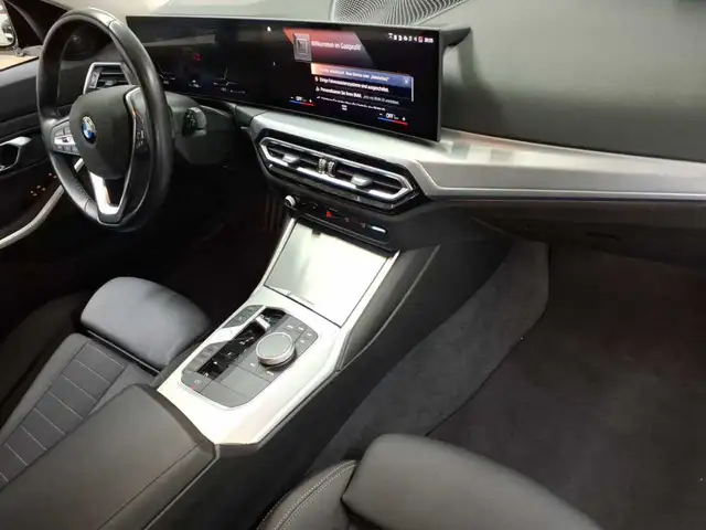 BMW 3 Series view 8