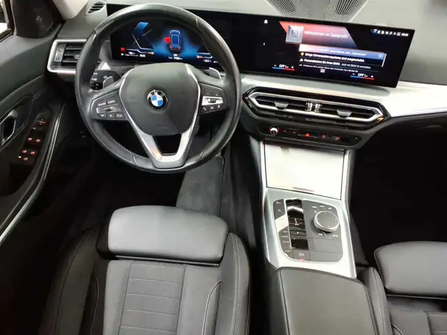 BMW 3 Series view 10