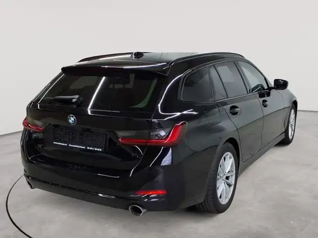 BMW 3 Series view 4