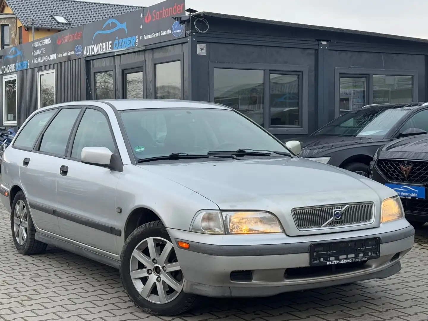 Volvo V40 1.8 Kombi Grau - 1