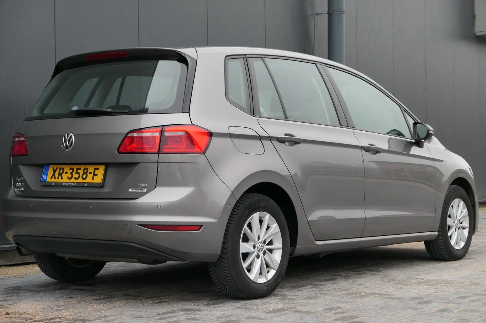 Volkswagen Golf Sportsvan 1.2 TSI Highline LED Parkeerassistent Clima PDC Grau - 2