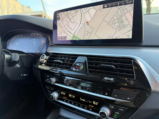 BMW 5 Series view 21