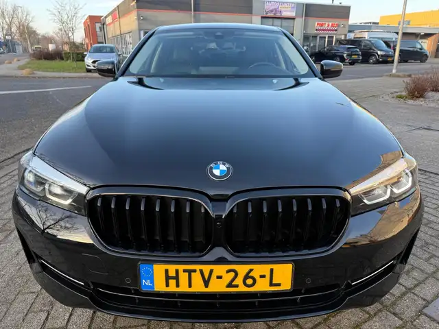 BMW 5 Series view 9