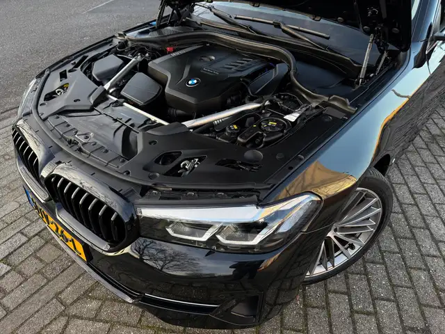 BMW 5 Series view 24