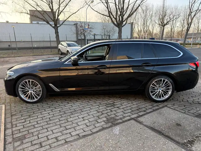 BMW 5 Series view 10