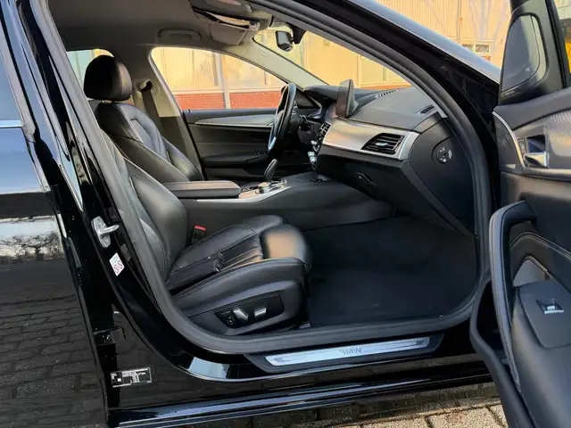 BMW 5 Series view 15