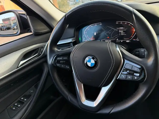 BMW 5 Series view 20