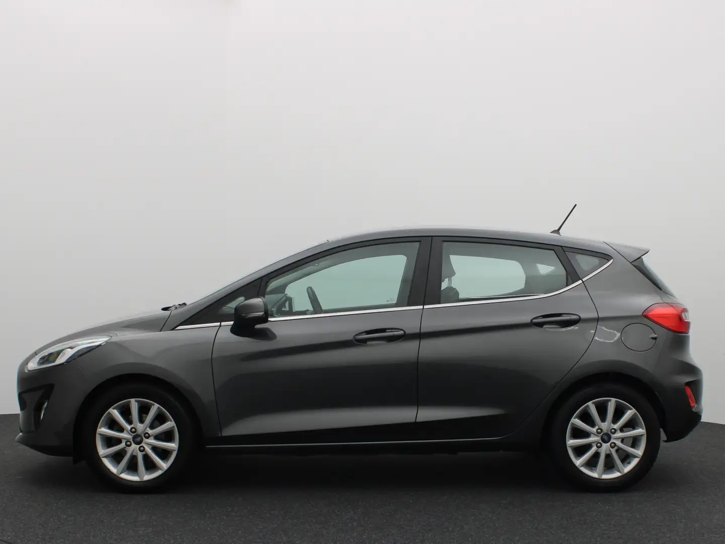 Ford Fiesta 1.0 EcoBoost 100PK Titanium CARPLAY / NAVI / CLIMA Grijs - 2