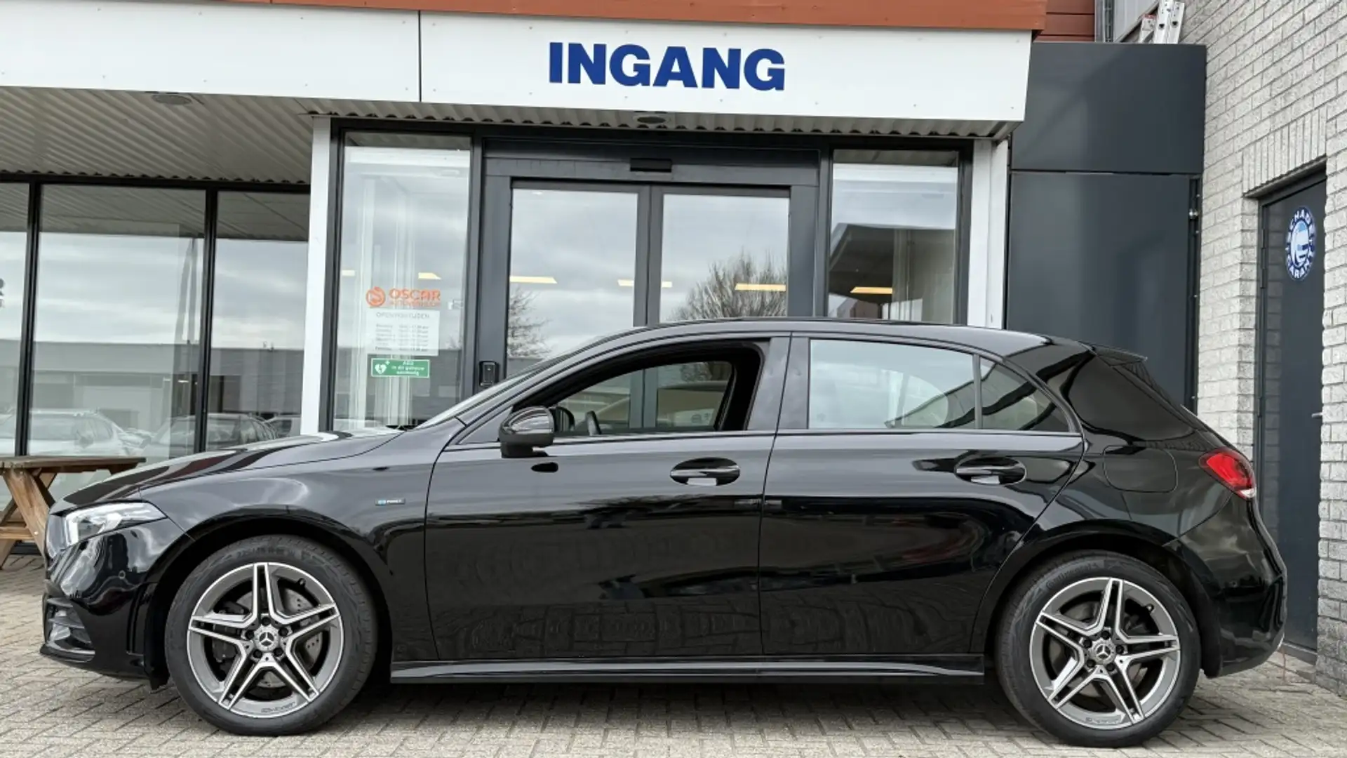 Mercedes-Benz A 250 e AMG | Navi | Sfeer | Camera | Stoelverwarming Zwart - 2