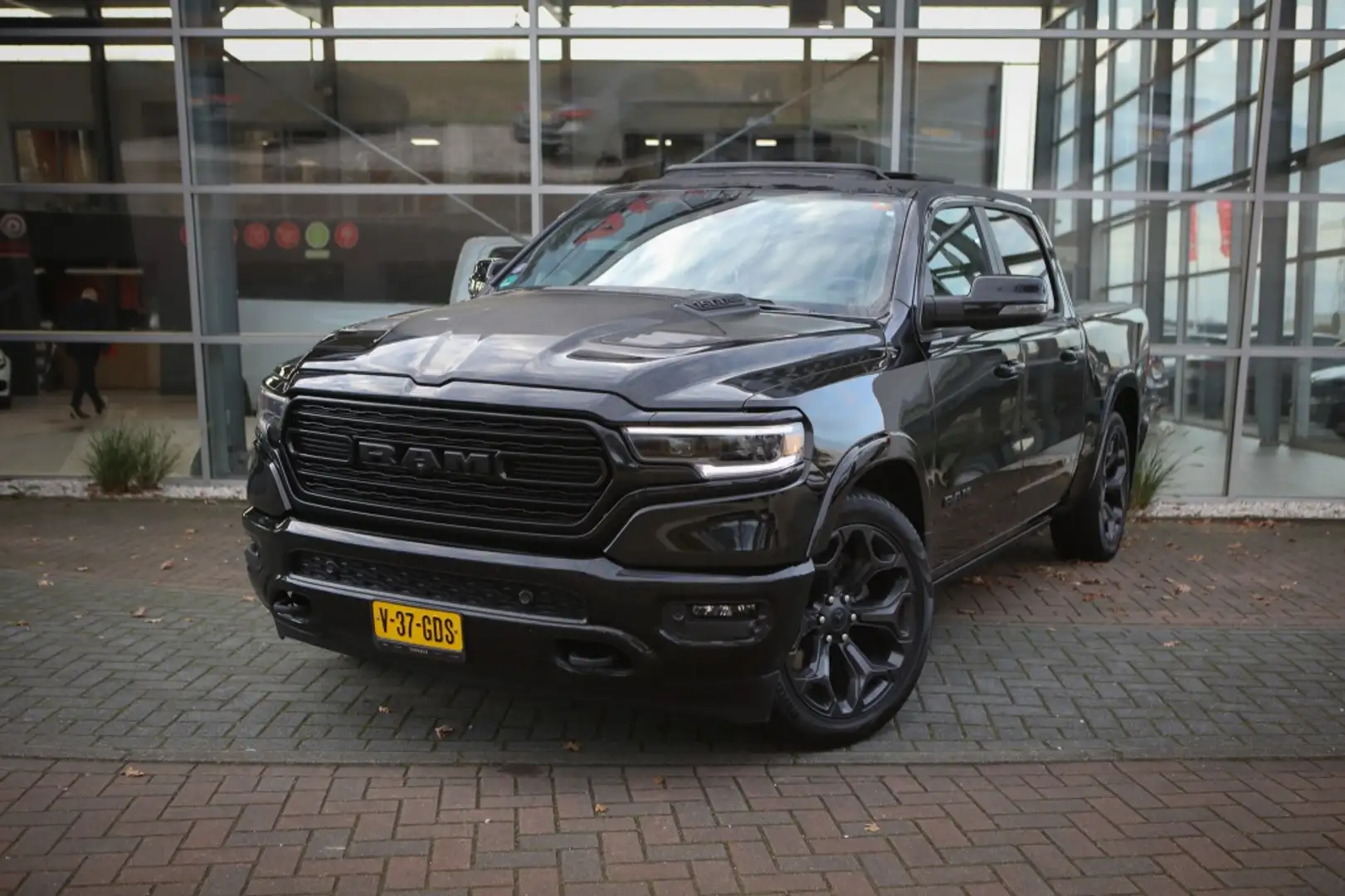 Dodge RAM 1500 5.7 V8 4x4 CC Limited | Pano | Verkoeling/ver Zwart - 1