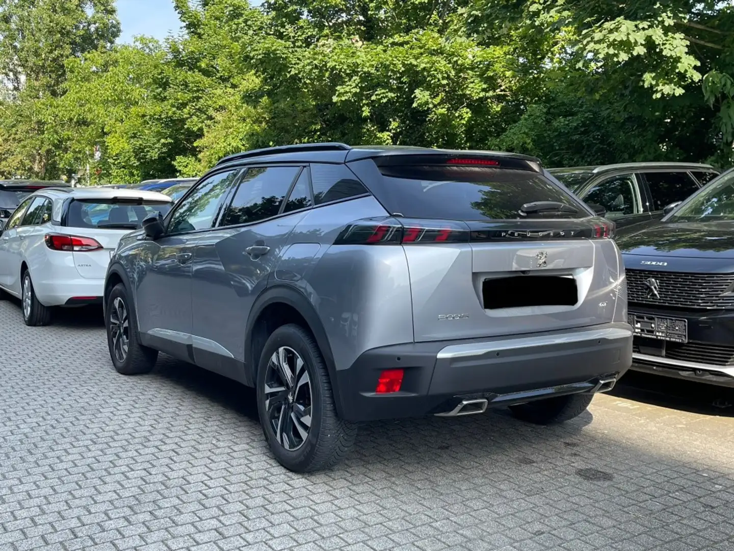 Peugeot 2008 1.2 PureTech GT EAT8 Navi+LED+SHZ+R-Kam+DAB+ Grau - 2