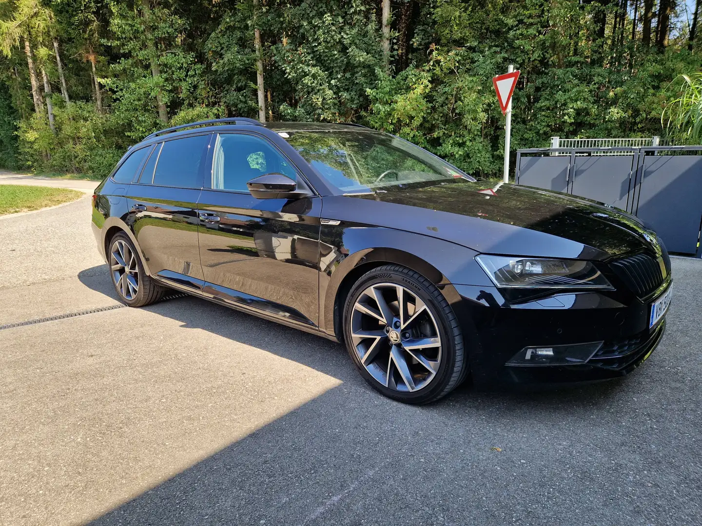 Skoda Superb Superb Kombi 2,0 TDI Sportline DSG Sportline Schwarz - 1