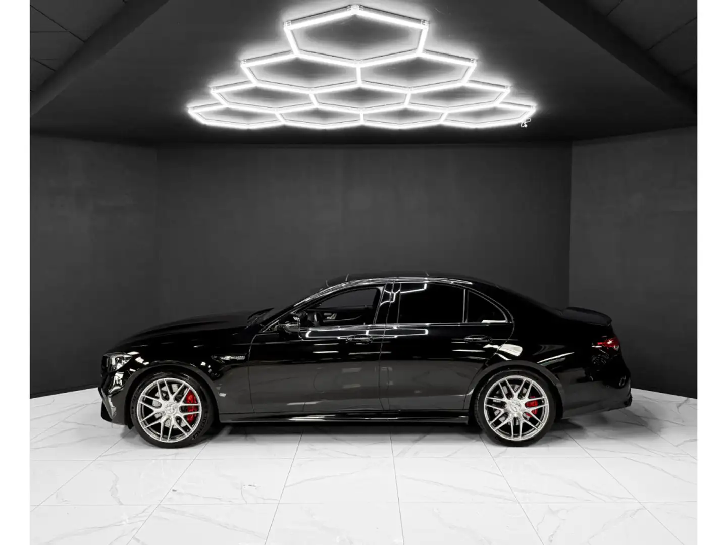 Mercedes-Benz E 63 AMG S 4MATIC + / Burm. / Pano/ 360° - 2