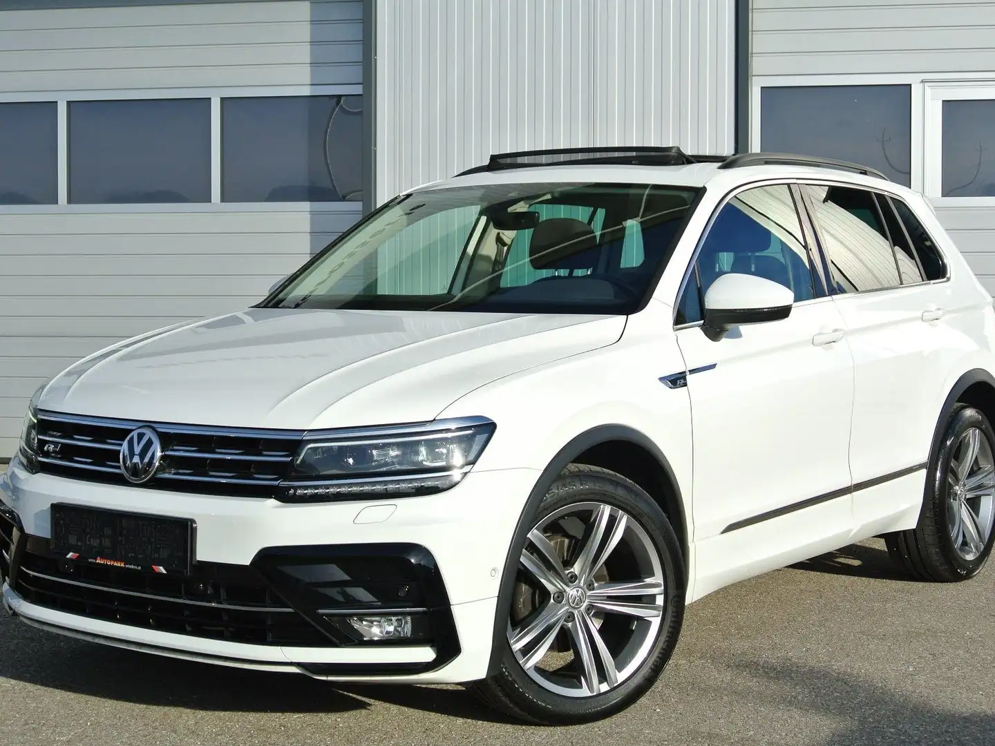 Volkswagen Tiguan 2,0 TDI Sky 4Motion DSG ** R-Line * PANO * LED * Weiß - 1