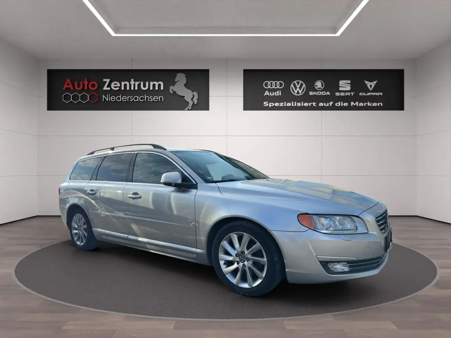 Volvo V70 D2 Geartronic Powershift Momentum AHK PANO LEDER Argent - 1