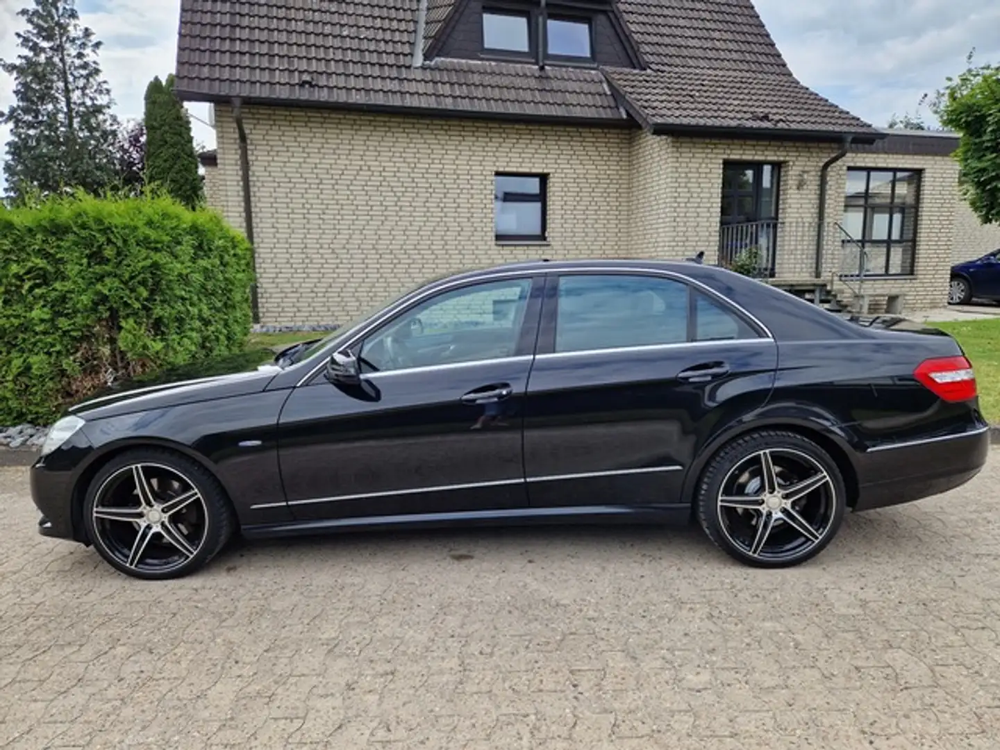 Mercedes-Benz E 350 CDI Leder Pano AHK Sitzklima Beige Schwarz - 2